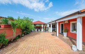 3 Bedroom Beautiful Apartment In Pula